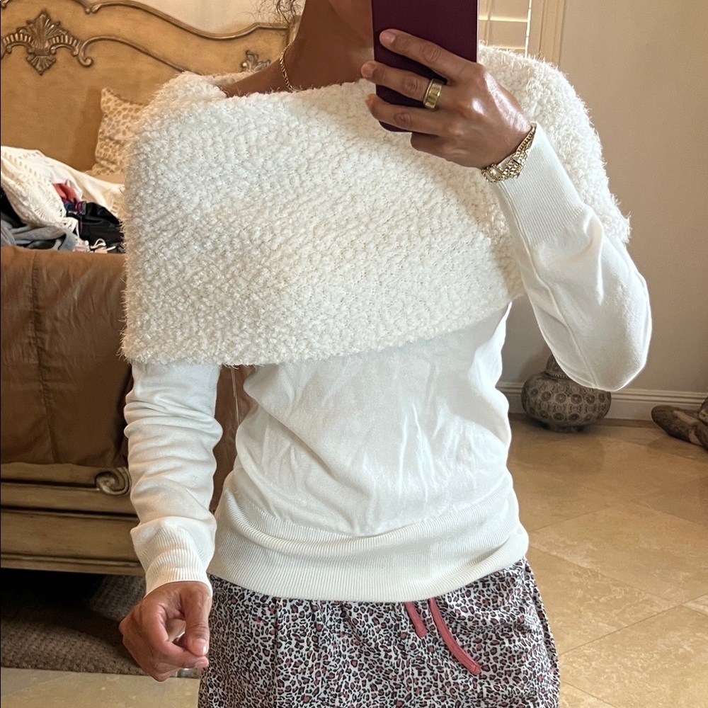 💕NWT Elegant White Women's Sweater💕